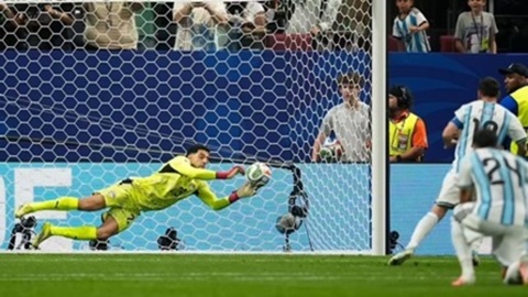 Các thủ môn ‘nổ não’ với loạt sút luân lưu tại World Cup